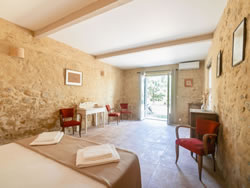 Air-conditioned Passeron room with direct ground-floor access to the garden