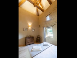 Monumental timber beams and high vaulted ceiling in the Pastoreta suite
