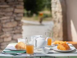 Gourmet breakfast service with fresh juice and croissants at Domaine des Périès