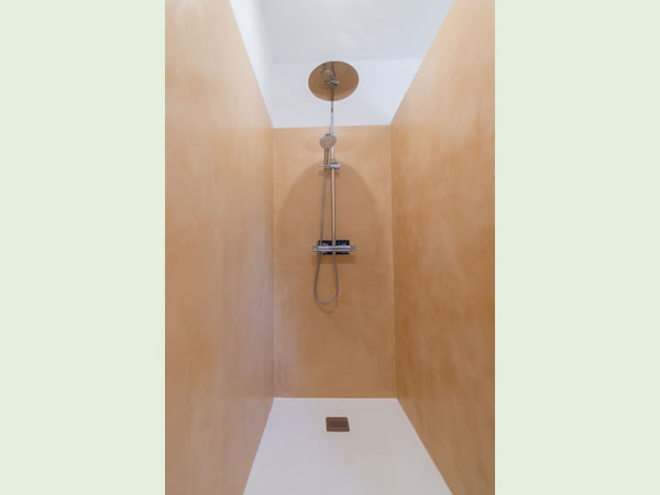 Modern en-suite bathroom with spacious walk-in shower in the Passeron room