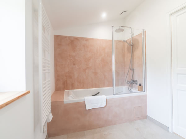 Detailed view of the private bathroom's double vanity and a welcoming bath-shower in the Pastoreta room