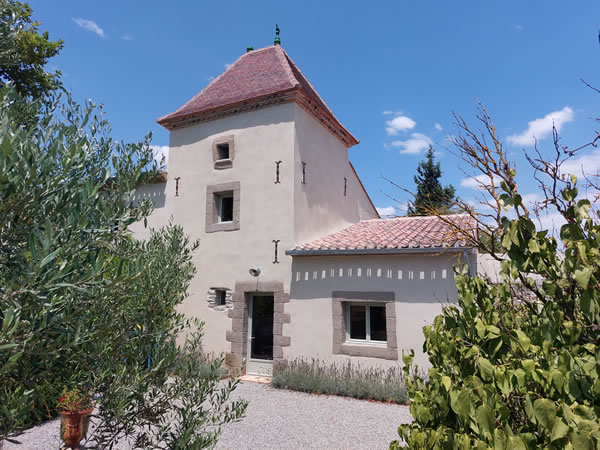 Cozy seating corner and solid wood flooring in the authentic Pastoreta B&B suite at Domaine des Périès