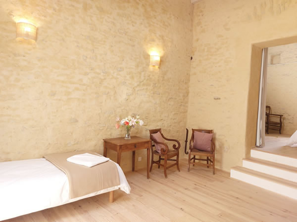 Separate living space within the spacious Pastoreta family suite, perfect for a restful stay in the Aude