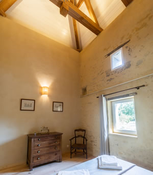 Pastoreta luxury suite with 22-foot high ceilings and historic timber framing - Domaine des Périès