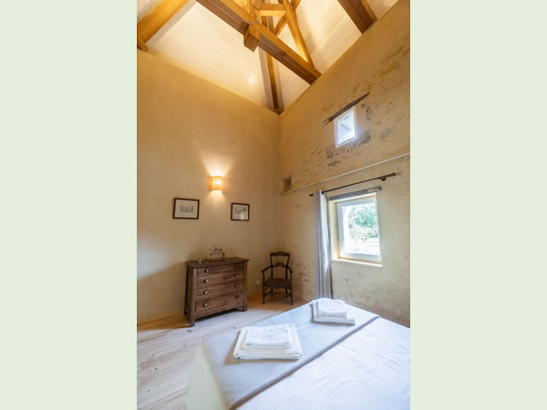 Charming Queen Size bed in the restored 17th-century dovecote tower of the Pastoreta suite