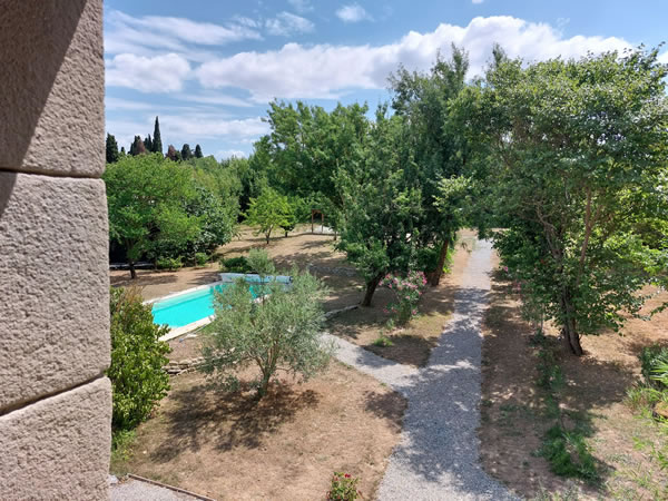 Comfortable seating area and Queen Size bed with high-quality linens in the Pastoreta B&B suite